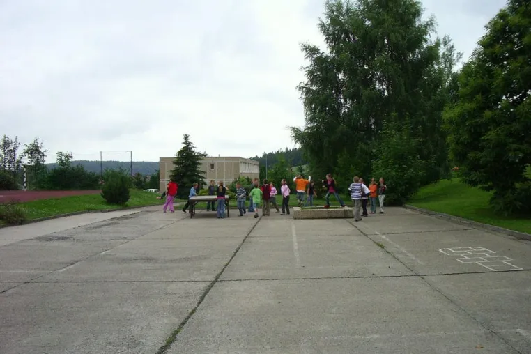 Leo-Club Pirna hilft beim Bau von Spielplätzen Bild: Leo-Club Pirna hilft beim Bau von Spielplätzen
