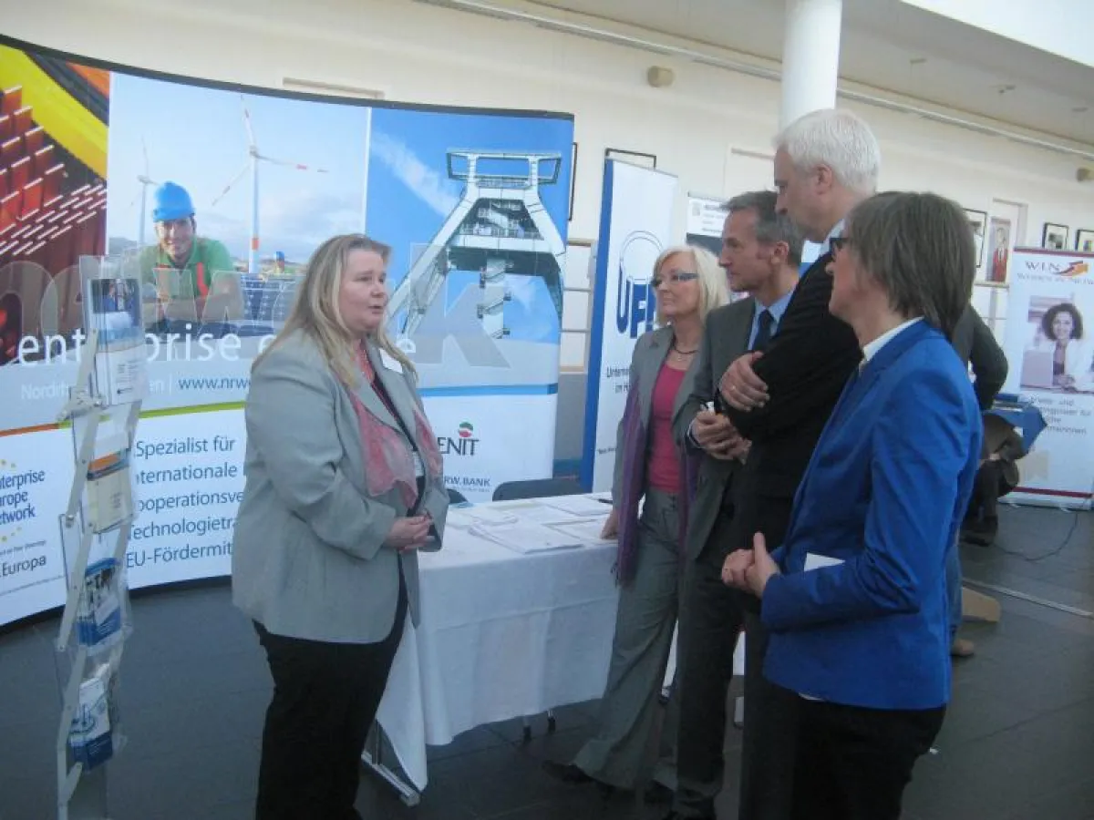 NRW-Wirtschaftsminister Garrelt Duin (2. von rechts) besuchte die Stände des Info-Marktes