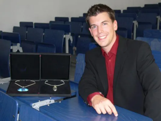 Bild: EUFH-Absolvent vertreibt neuartigen Schmuck aus den USA: Funkelnde Idee umgesetzt