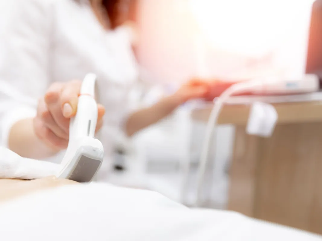 Diagnoseverfahren Ultraschall zur Brustkrebsdiagnose (© (c) Adobe Stock, Closeup ultrasound scanner device, Von Parilov, #509149408)