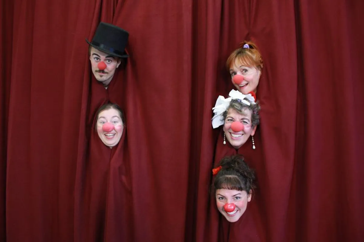 Noch ist der Vorhang geschlossen, aber die frischgebackenen Clowns stehen schon bereit zur Gala!