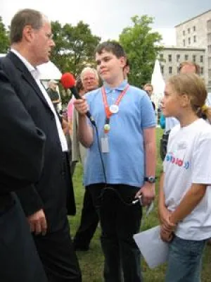Was ist denn genau eine Steuererklärung, Herr Steinbrück? Finanzminister von RADIJOJO!-Reportern beeindruckt Bild: Was ist denn genau eine Steuererklärung, Herr Steinbrück? Finanzminister von RADIJOJO!-Reportern beeindruckt