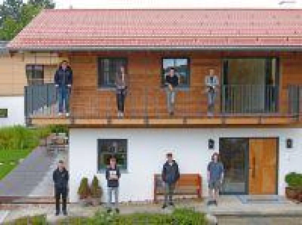 Regnauer begrüßt acht neue Auszubildende im Unternehmen (Bild: Regnauer Fertigbau)