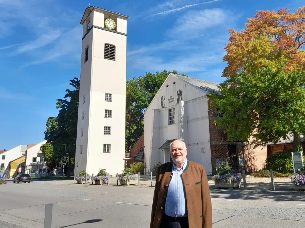 Der Referent in der Traunreuter Kantstraße (© Carmen Carvajal)
