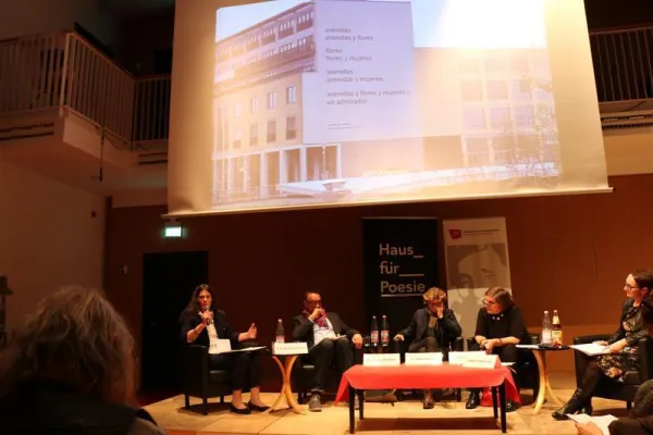 Bild: Großer Andrang bei Podiumsdiskussion zum Thema "Kunst und die Macht der Worte"