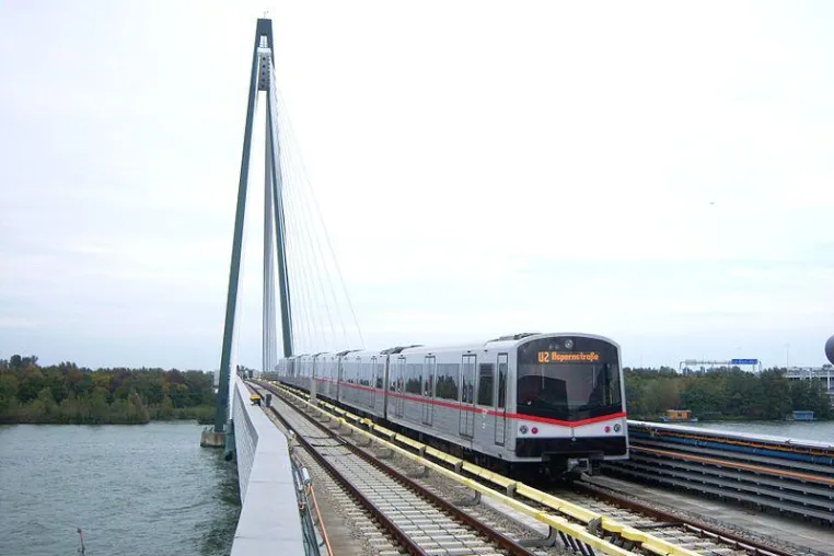 Bild: Wiener Linien setzen atmungsaktive WISKA Kabelverschraubungen ein