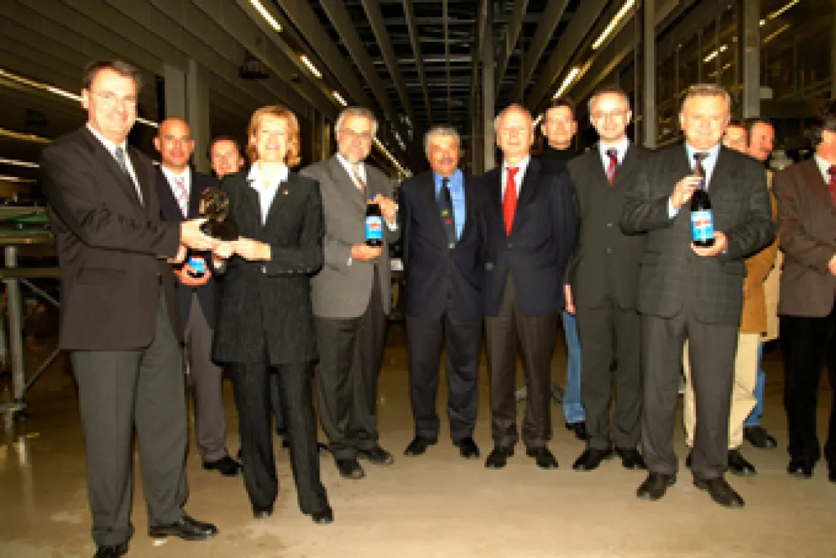 Pepsico Operations Manager Stefan Seyler überreicht UGV-Geschäftsführerin Ulrike Freund den Preis für hervorragendes Qualitätsmanagement.