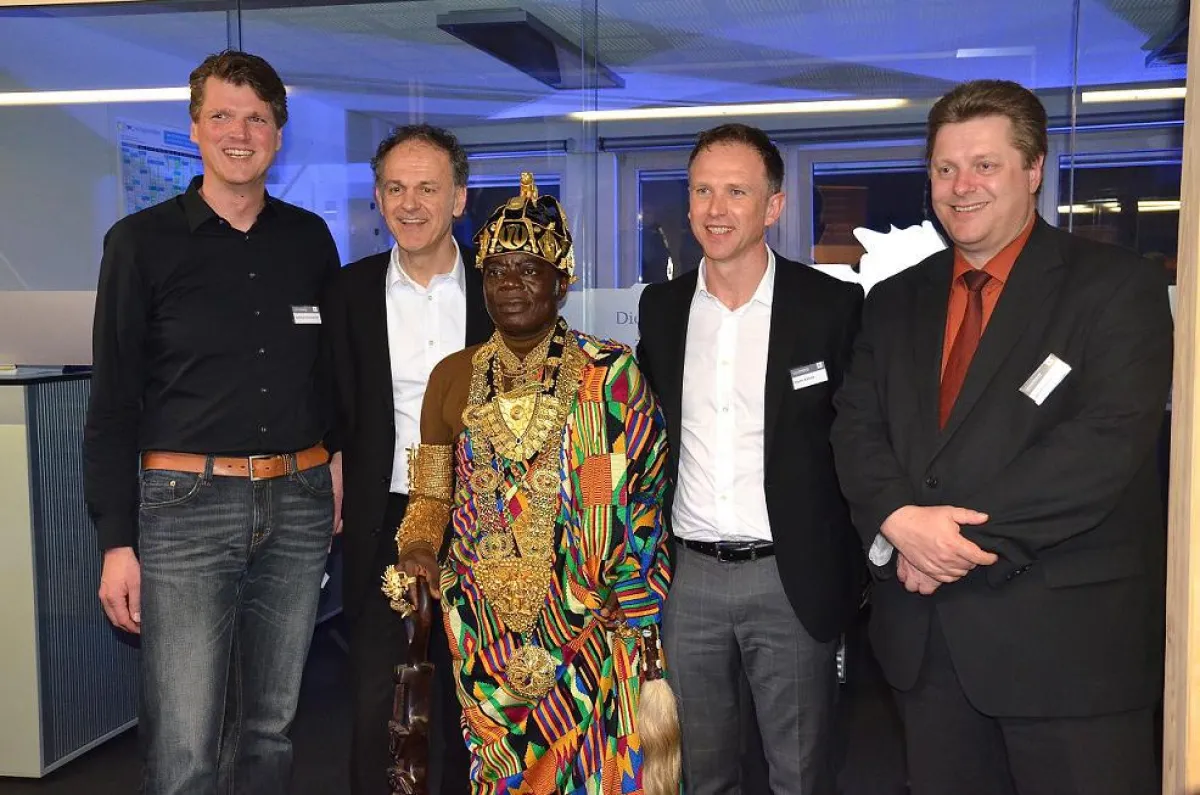 Die Leitung der kaltner mediagroup mit dem prominenten Gast, König Bansah, beim 3. ForumK