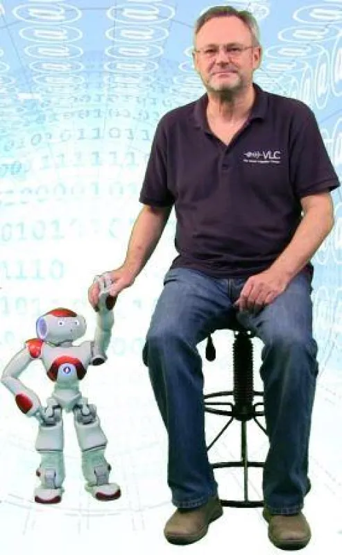 Prof. Dr. Jürgen Handke mit Nao. © The Virtual Linguistics Campus