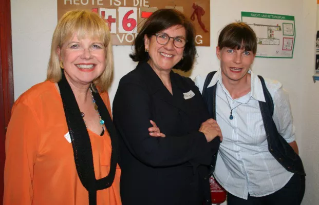 Bild: Begeisterte Immobilien-Profis - Edda Rössler und Effi B. Rolfs im Gespräch mit der Architektin Petra Wörner