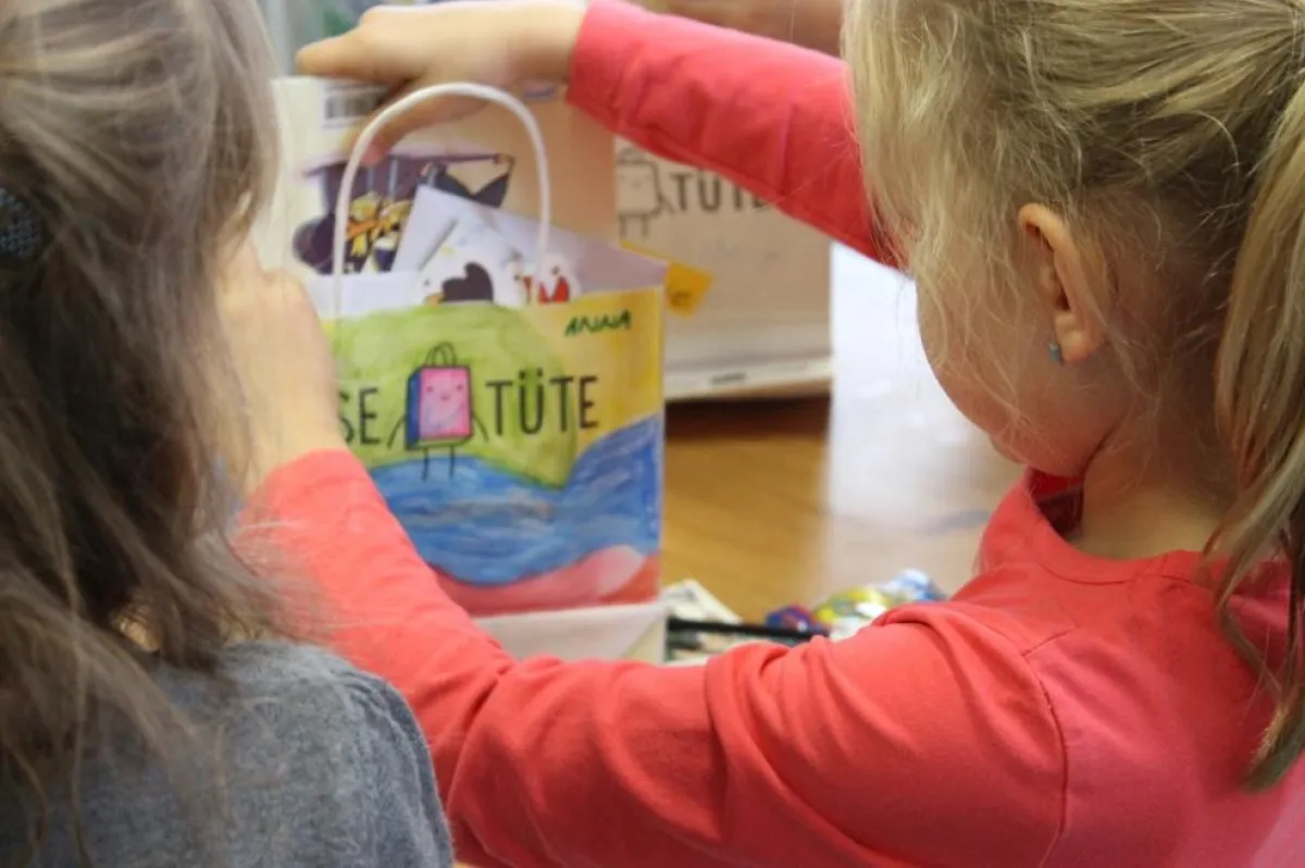 Erstklässer beim Auspacken der Lesetüte