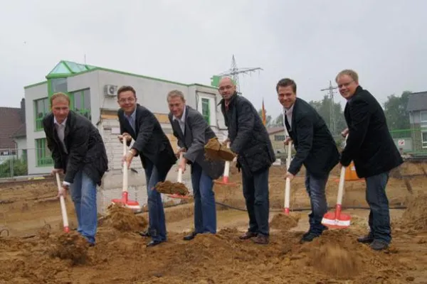 Bürogebäude nach Passivhausbauweise - Offizieller Spatenstich auf dem Gelände der Spedition BOLL Bild: Bürogebäude nach Passivhausbauweise - Offizieller Spatenstich auf dem Gelände der Spedition BOLL