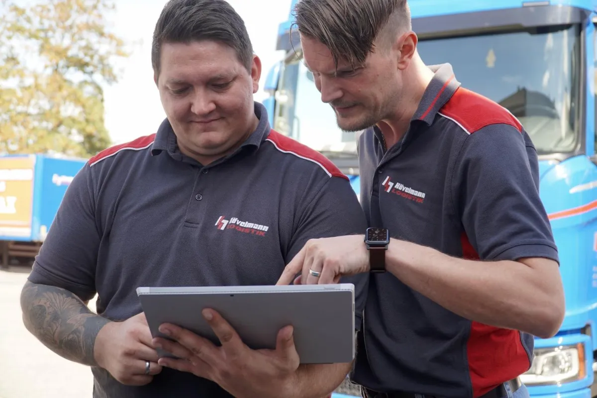 Fahrertrainer Patrick Boxbücher (links) und Fuhrparkleiter Robin Malik nutzen den Coach Assistant