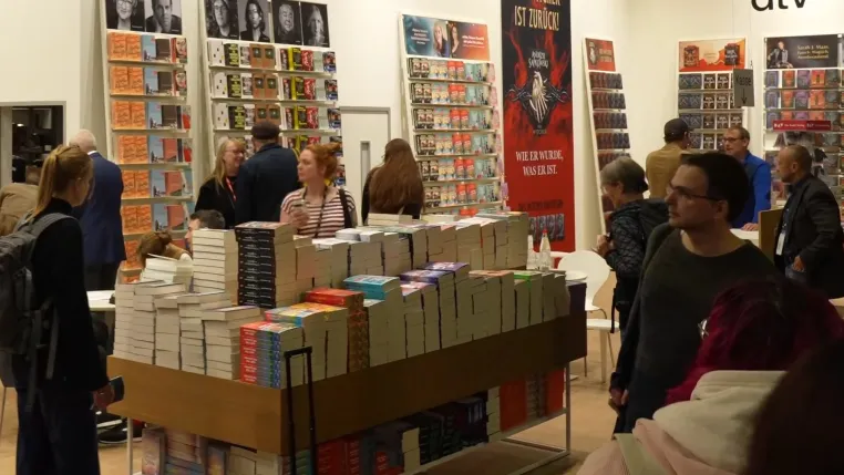 Frankfurter Buchmesse 2025: Messe.TV zeigt Neuerscheinungen, Stimmen und Trends aus der Verlagswelt Bild: Frankfurter Buchmesse 2025: Messe.TV zeigt Neuerscheinungen, Stimmen und Trends aus der Verlagswelt