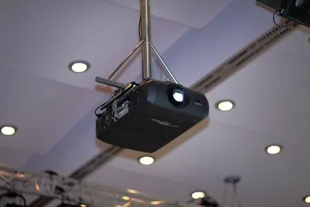 Bild: Neue hochleistungsfähige Beamer für die Hallen der CCBS