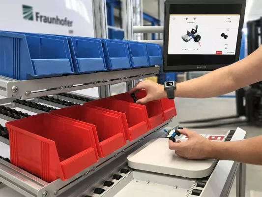 Bild: Digitales Assistenzsystem unterstützt Treston- Arbeitsplatzlösungen