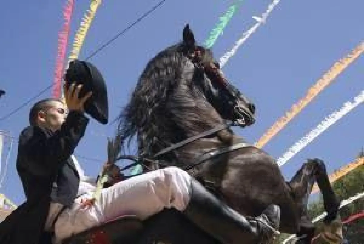 BU: Festes de San Joan, Menorca, Foto: Wikinger Reisen. Abdruck honorarfrei, bitte nur mit Quellenangabe. Foto senden wir gern in hoher Auflösung zu. Bitte per Mail bei der Pressestelle anfordern.