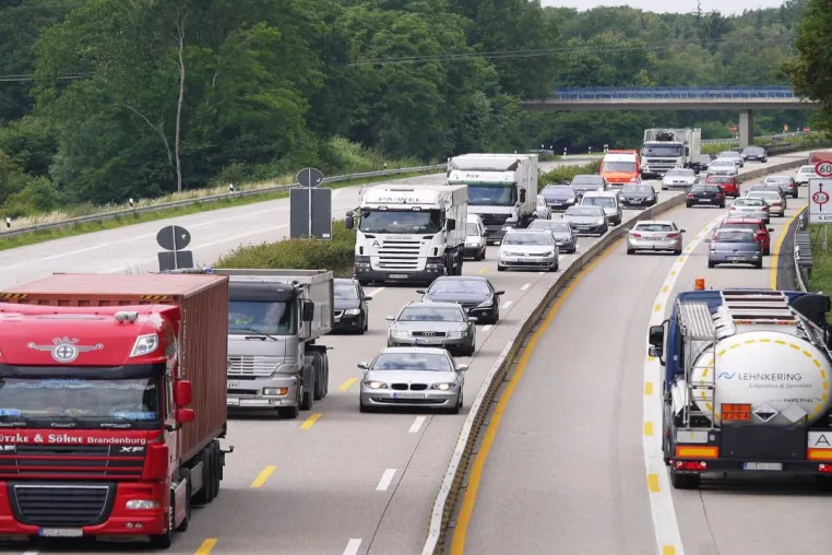 Bild: Mangel an Lkw-Parkplätzen