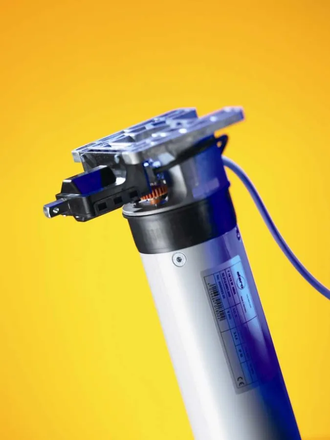 elero Rohrantrieb Typ 15 W NMA - bei Stromausfall wird das Tor mit Hilfe einer einfachen Handkurbel oder einem Winkelgetriebe ganz bequem auf Bedienhöhe geöffnet. Quelle: elero