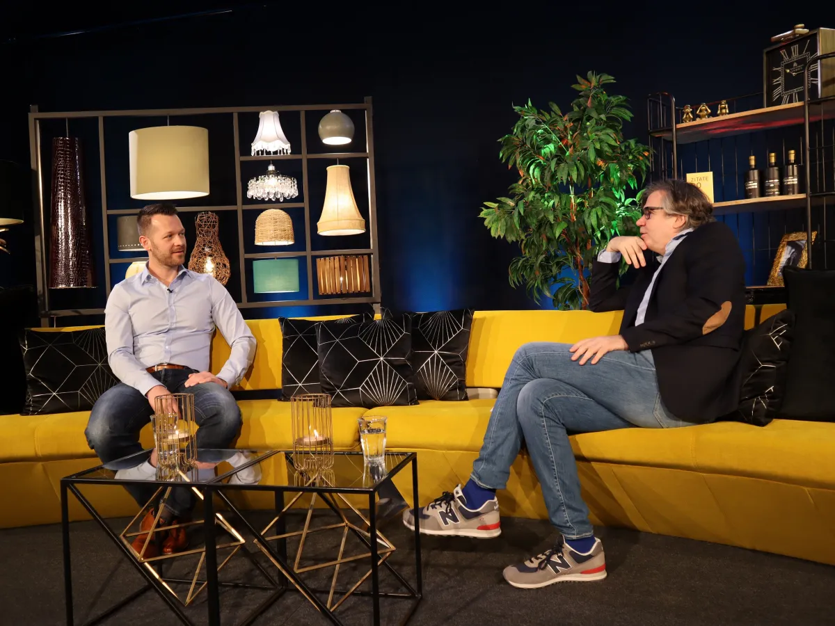 Fitness- und Ernährungsexperte Nico Beator im TV-Interview bei „Scherer Daily“.  (© Nedjo Radic)