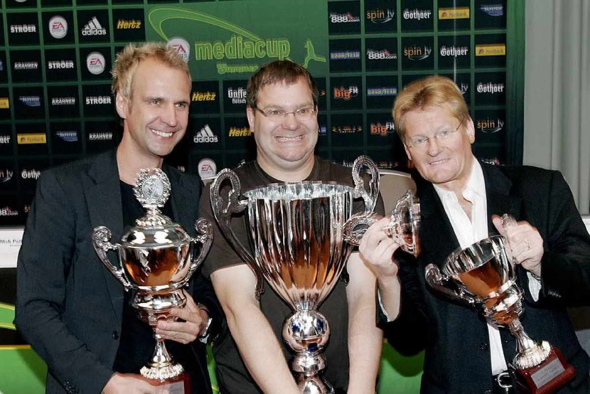 Schirmherr Elton (mitte) präsentiert den Siegerpokal des EA SPORTS mediacup summer 207