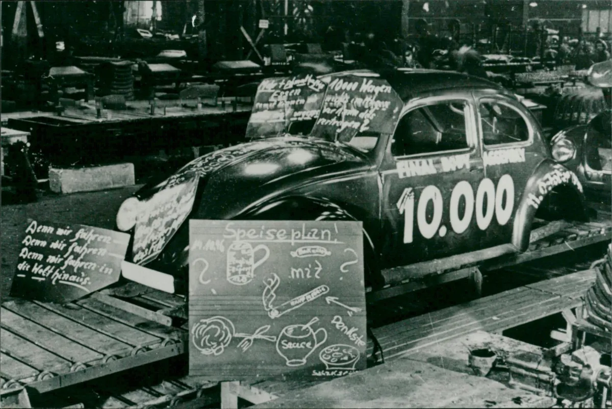 Foto aus dem ersten Jahr Handelsblatt 1946: Montage des 10.000ten VW Käfer
