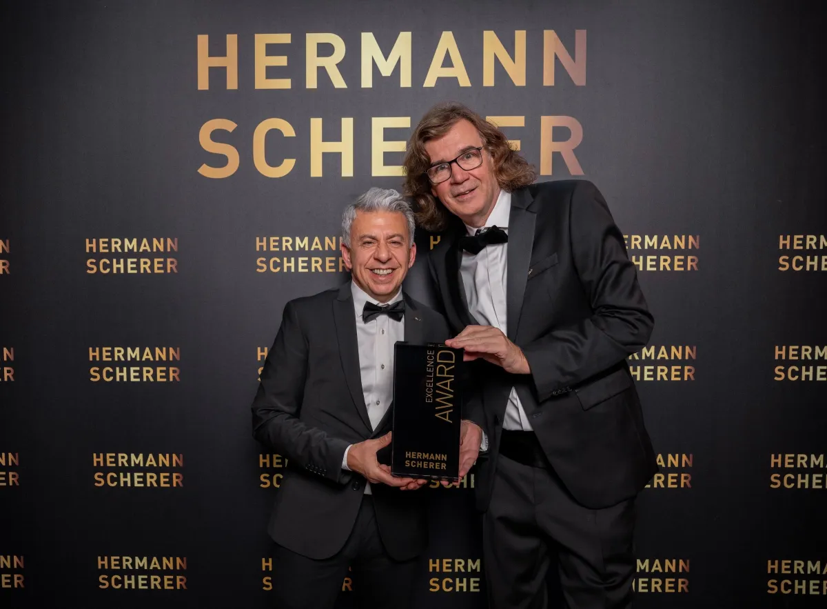 Fatih Yetgin empfängt den Excellence Award (© Justin Bockey)