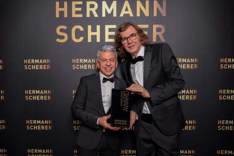 Lichtarchitekt Fatih Yetgin gewinnt Excellence Award beim Internationalen Speaker Slam in Wiesbaden Bild: Lichtarchitekt Fatih Yetgin gewinnt Excellence Award beim Internationalen Speaker Slam in Wiesbaden
