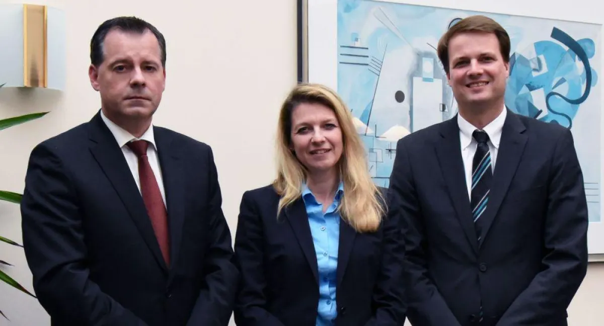 Frank Wenzel und Dr. Heike Wenzel (Geschäftsführung) mit Prof. Dr. Heiko Wenzel-Schinzer