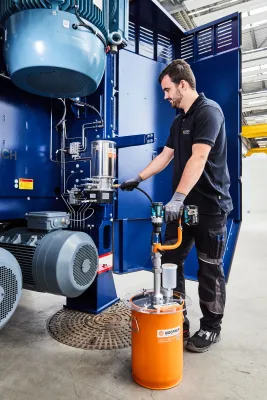 Bild: Befüllpumpe Power Fill Pro von WOERNER: Fett & Öl mobil ohne Druckluft und Strom per Akkuschrauber nachfüllen