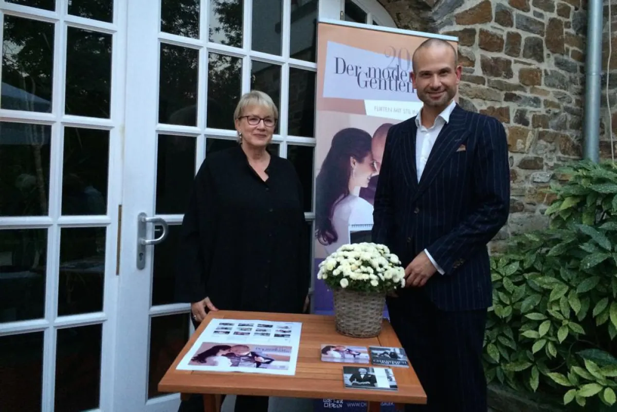 Christoph Sauer mit Etikette-Trainerin Lis Droste bei der Präsentation des Gentleman-Kalenders