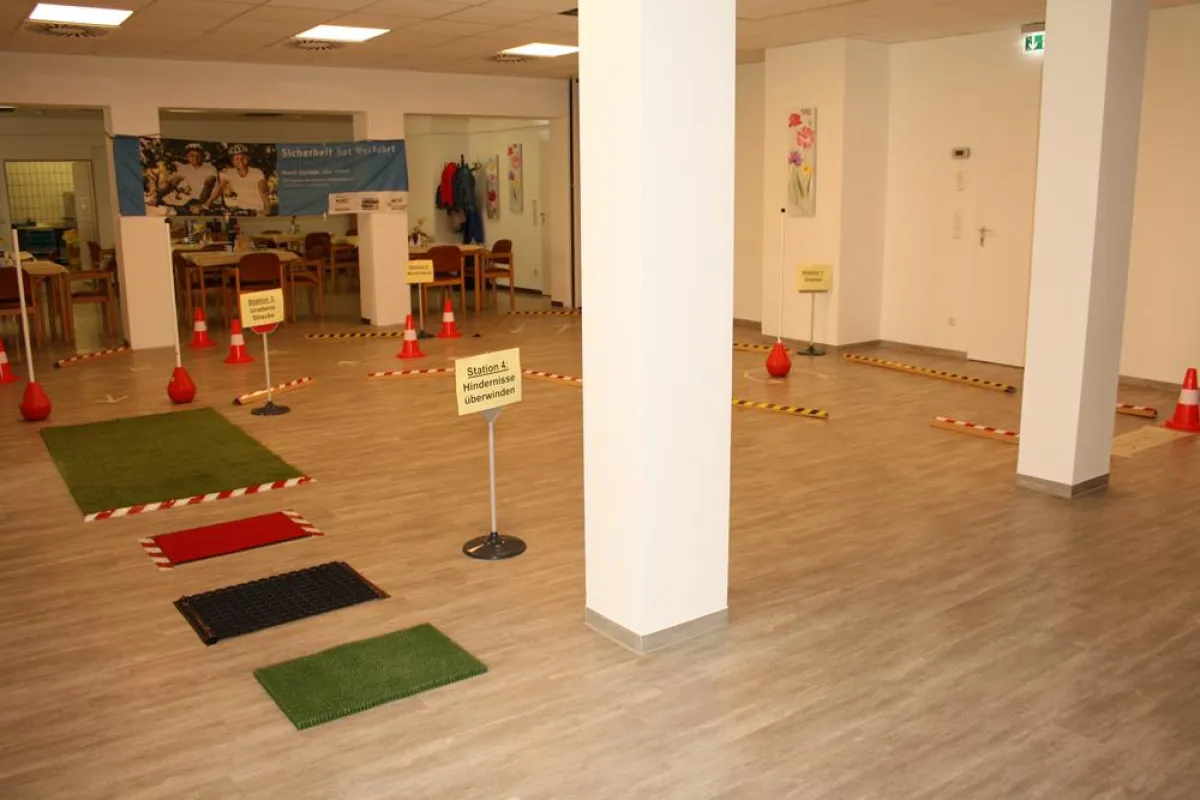 Beim Rollator-Parcours müssen Hindernisse umgangen und verschiedene Untergründe überwunden werden.