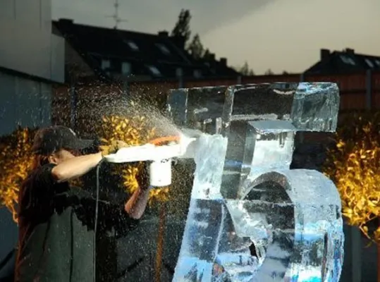 Eisskulpturen selbst designen – Erfrischendes Teambuilding zur Sommerzeit Bild: Eisskulpturen selbst designen – Erfrischendes Teambuilding zur Sommerzeit