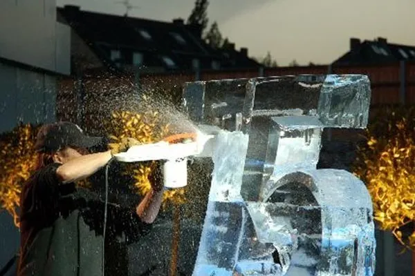 Eisskulpturen selbst designen – Erfrischendes Teambuilding zur Sommerzeit Bild: Eisskulpturen selbst designen – Erfrischendes Teambuilding zur Sommerzeit