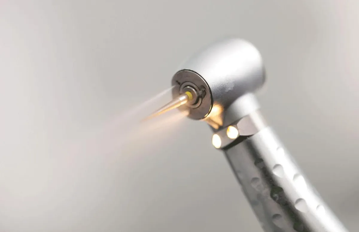 LED-Beleuchtung an einem Zahnarztbohrer.