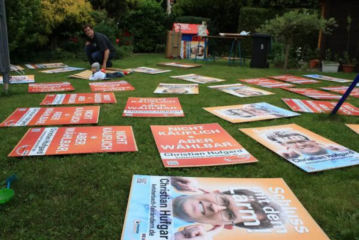Bürgermeister-Wahlkampf-Plakate trocknen gerade. Hufgard in Aktion