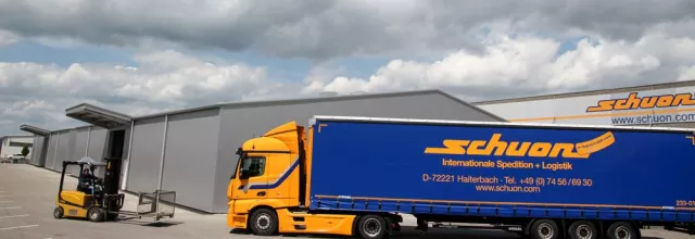 Bild: Alfred Schuon nimmt zwei neue Leichtbauhallen in Empfingen in Betrieb