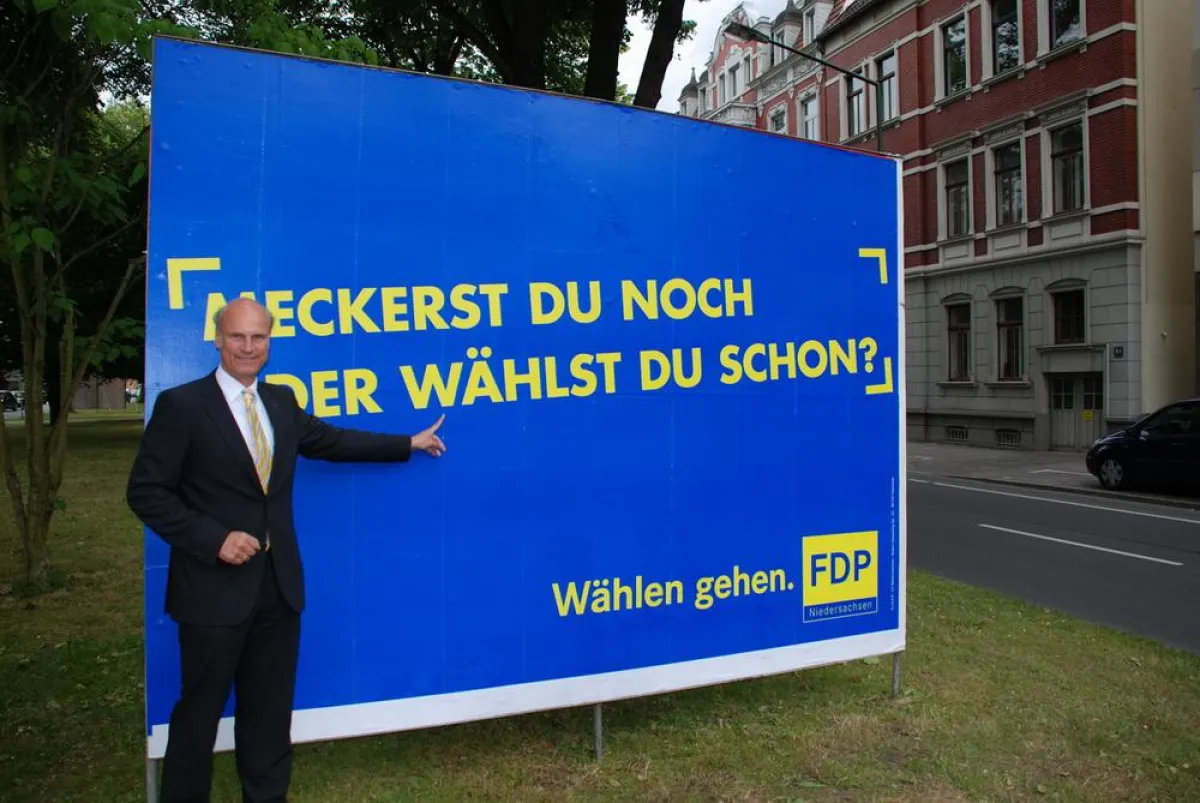 stv. Landesvorsitzender Carl-Ludwig Thiele MdB enthüllt Wahlaufruf der FDP