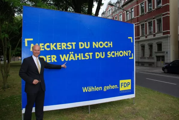 Bild: Carl-Ludwig Thiele enthüllt FDP-Wahlaufruf zur Europawahl