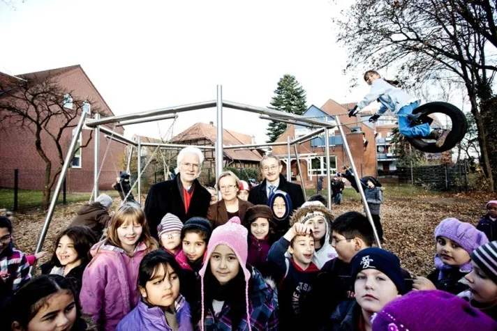Neue Kontaktschaukel für Grundschule in Hannover Bild: Neue Kontaktschaukel für Grundschule in Hannover