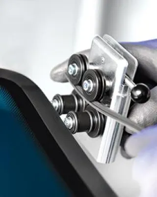 Bild: Positionsgenaues Applizieren von selbstklebenden Windschutzscheibenprofilen vermeidet Reklamationen