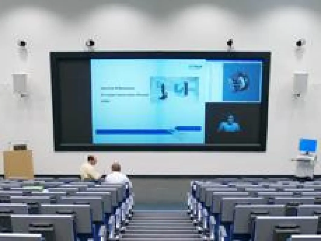 Projectionsscreen im Hörsaal des Fraunhofer IWU, Quelle: IMSYS