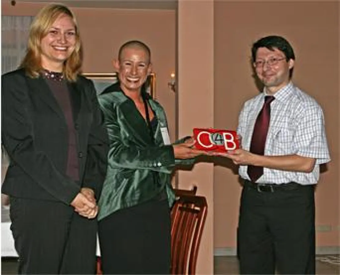Frau Herzinger und Frau Rebel überreichen den ersten Connect4Benefit Award an RA Michael Weber (v.l.n.r.)