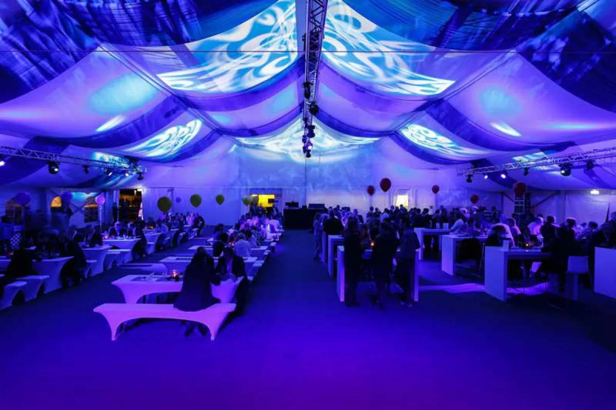 Abendveranstaltung im Event-Zelt (Foto: b&b eventtechnik)