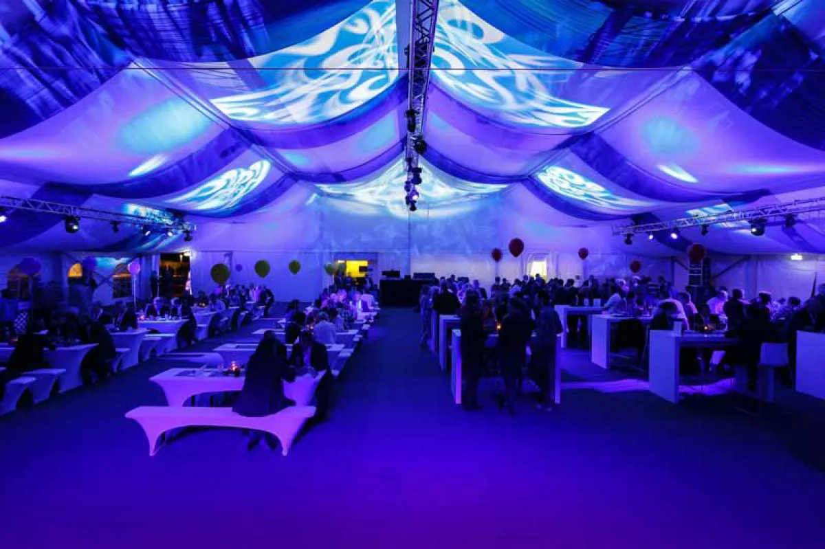 Abendveranstaltung im Event-Zelt (Foto: b&b eventtechnik)