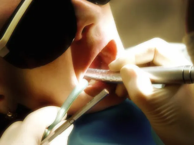 Laserbehandlung - Ohne Spritze, ohne Bohrer, ohne Schmerzen Bild: Laserbehandlung - Ohne Spritze, ohne Bohrer, ohne Schmerzen