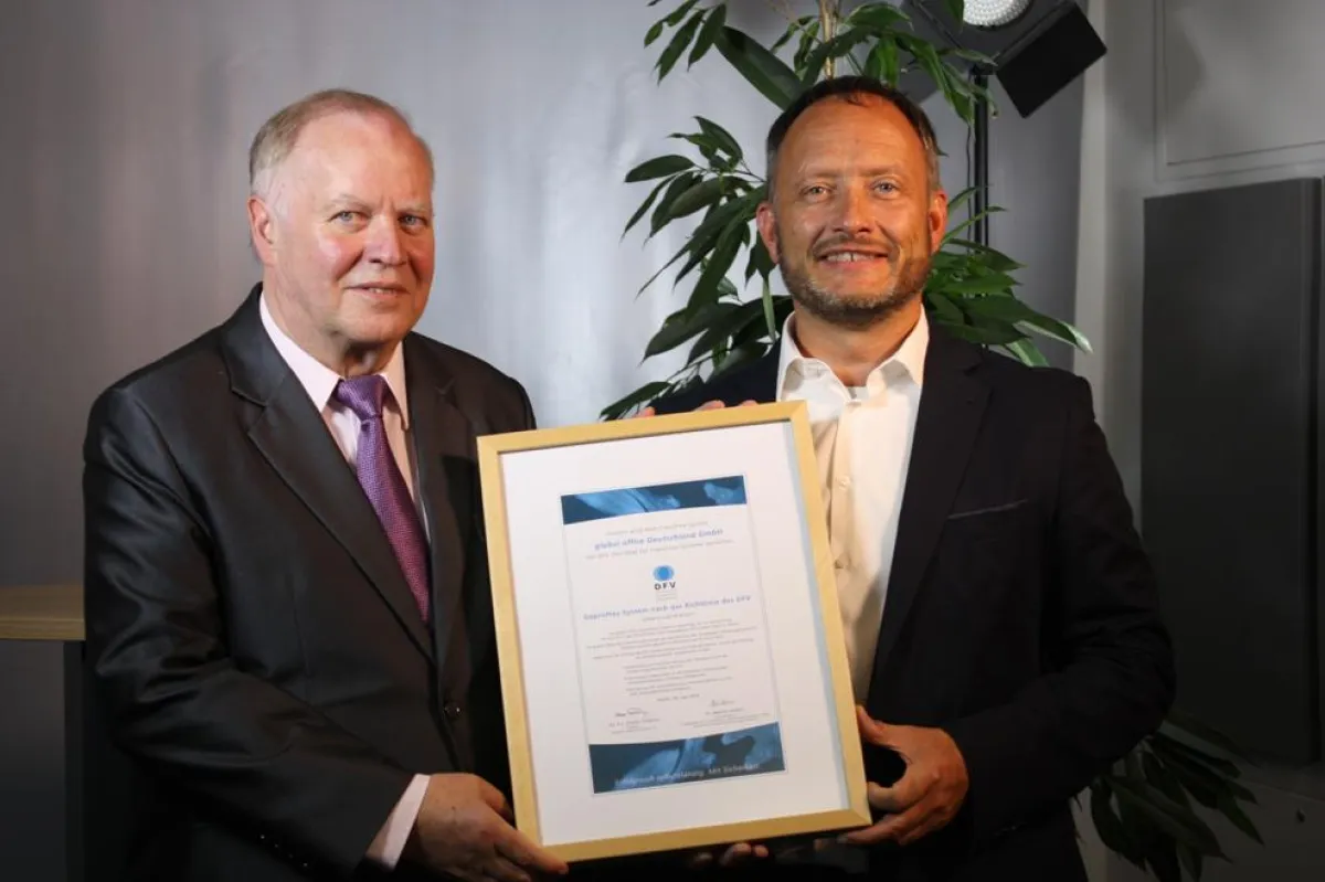 Dr. h.c. Dieter Fröhlich (DFV e.V.) und Erik Krömer (global office) freuen sich