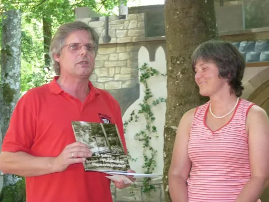 Bild: Waldbühne Sigmaringendorf ehrt Rekordbesucherin