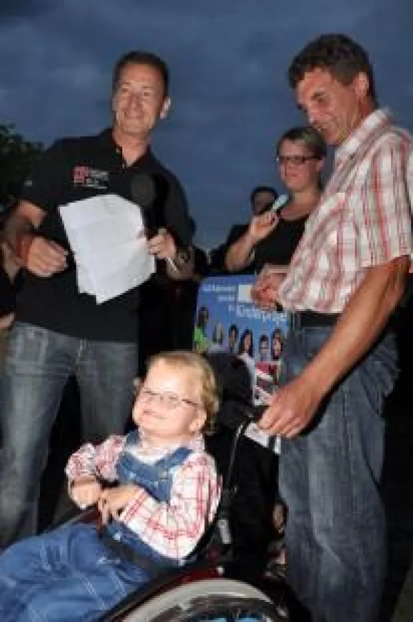 Karsten Rösel, CEO der ALD Automotive Gruppe, und Noah Jasulke freuen sich über die Spendensumme