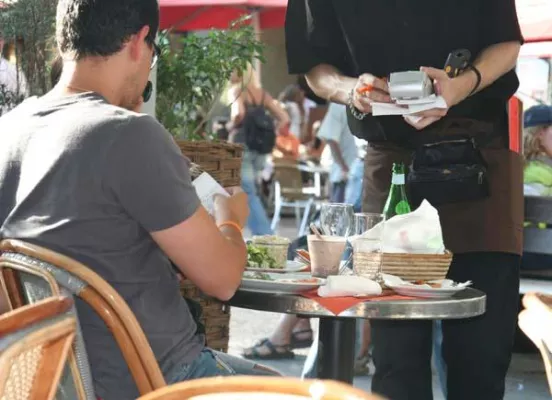 Traditioneller Lunch im Restaurant zu teuer für französische Arbeitnehmer Bild: Traditioneller Lunch im Restaurant zu teuer für französische Arbeitnehmer